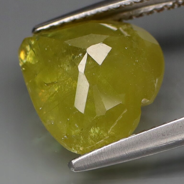 Tytanit Naturalny 5,88ct Zielone Serce ok. 11,5x11,5mm - ATS7204 (2)